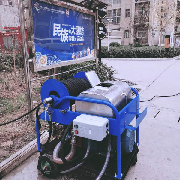 小型高壓管道疏通機小區(qū)管道疏通現(xiàn)場